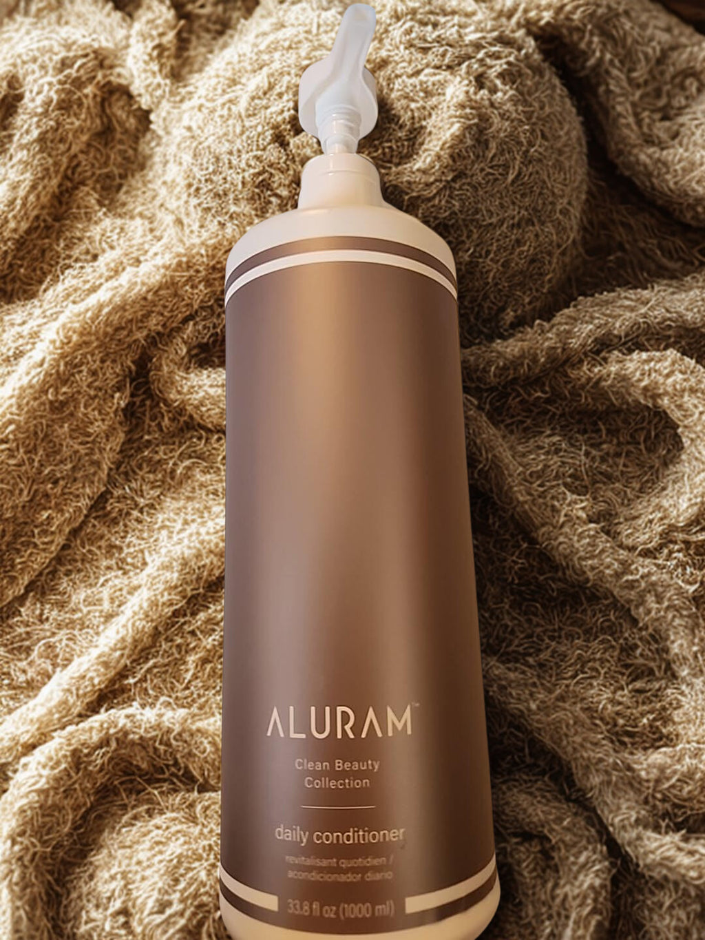 Alurum Clean Beauty Collection Daily Conditioner lifestyle shot